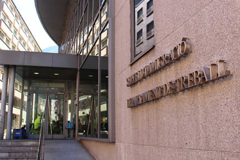 Entrada al departament de Treball i al Servei d'Immigració. (Foto: Arxiu ANA) CEA